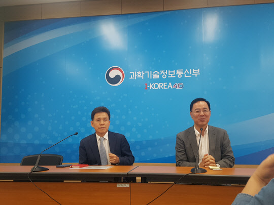 민원기 과학기술정보통신부 제2차관(오른쪽)과 전성배 기획조정실장이 5G 상용화 계획에 대해 발표하고 있다.